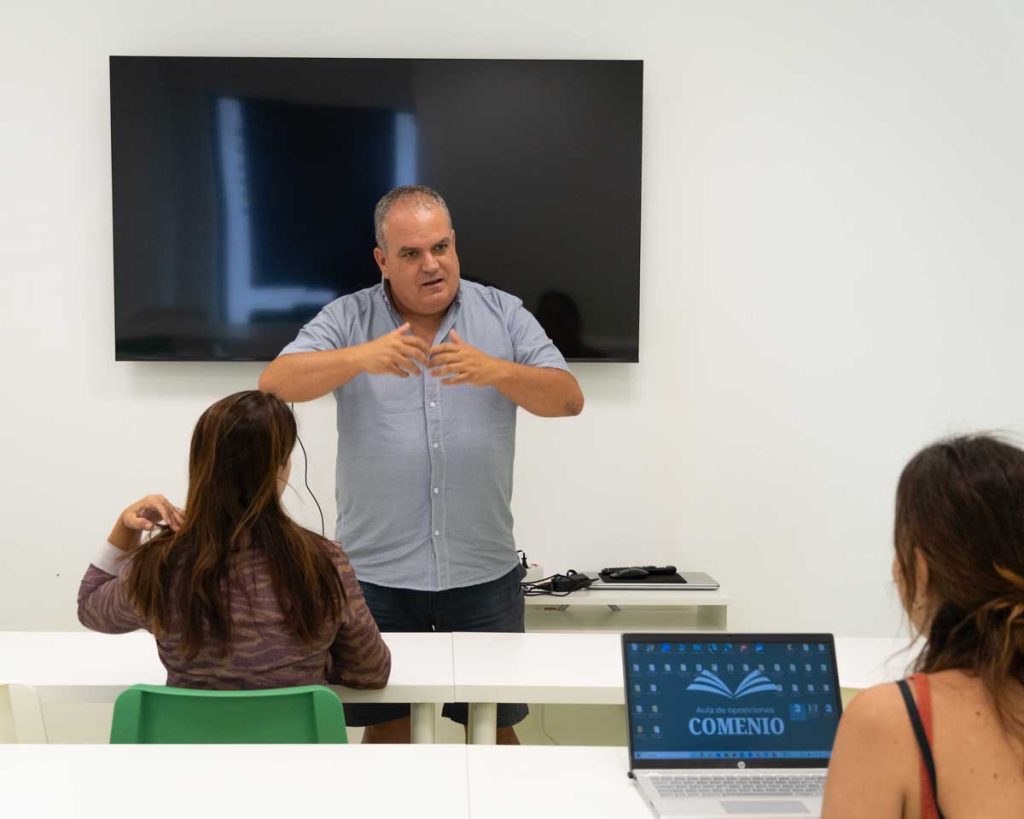 José Luis Martínez Coronado impartiendo una clase